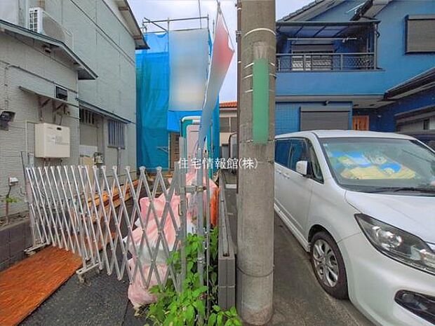 前面道路を含めた現地写真です。