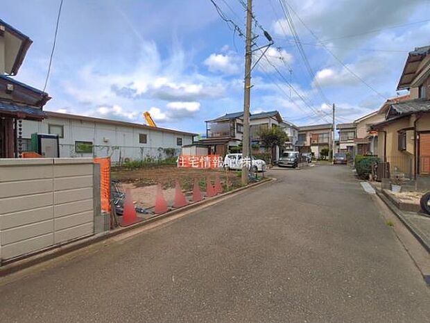 前面道路を含めた現地写真です。