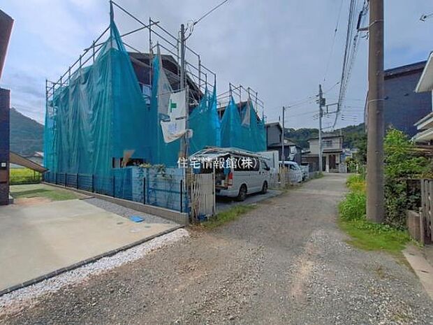 前面道路を含めた現地写真です。