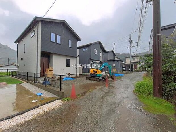 前面道路を含めた現地写真です。