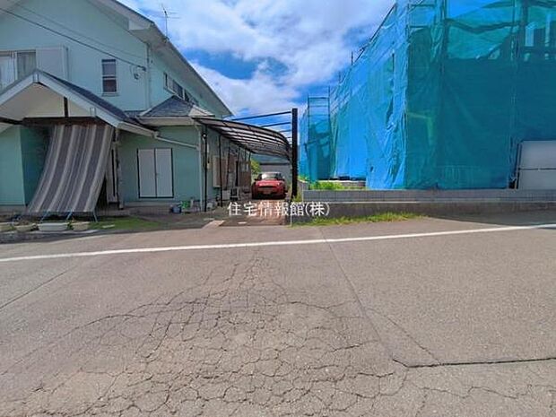 前面道路を含めた現地写真です。
