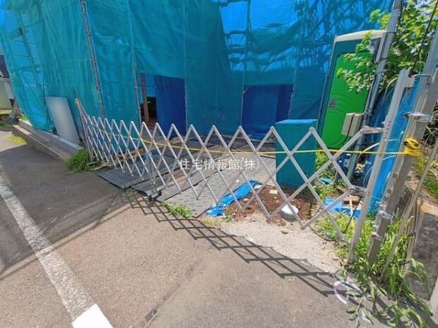 前面道路を含めた現地写真です。