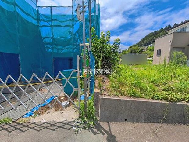 前面道路を含めた現地写真です。