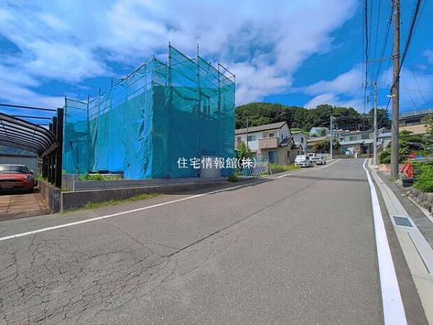 前面道路を含めた現地写真です。