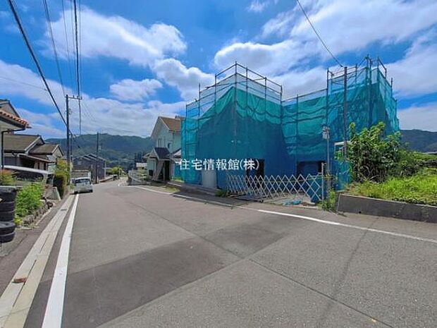 前面道路を含めた現地写真です。