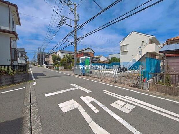 前面道路を含めた現地写真です。