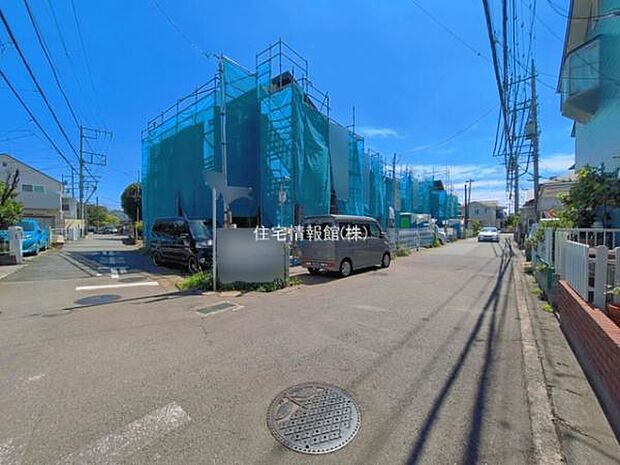 前面道路を含めた現地写真です。