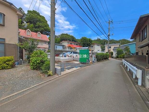前面道路を含めた現地写真です。