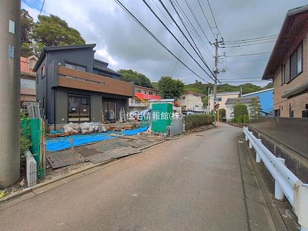 前面道路を含めた現地写真です。