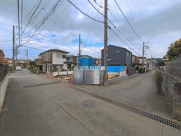 前面道路を含めた現地写真です。