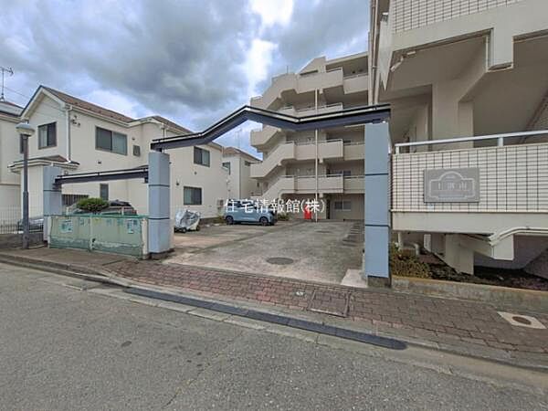 ゆったりとした印象のエントランスです。