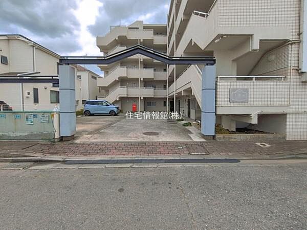 ゆったりとした印象のエントランスです。