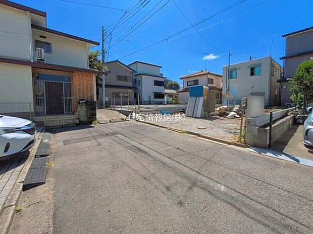 前面道路を含めた現地写真です。