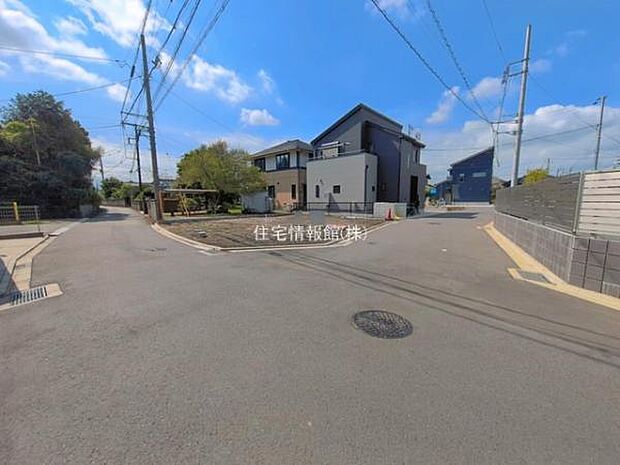 前面道路を含めた現地写真です。