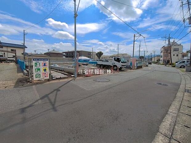 前面道路を含めた現地写真です。