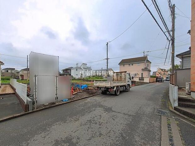 前面道路を含めた現地写真です。