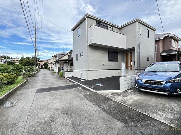 前面道路を含めた現地写真です。