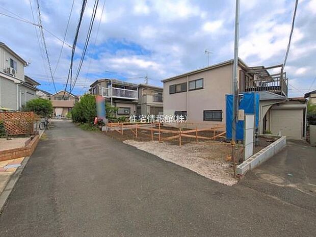 前面道路を含めた現地写真です。