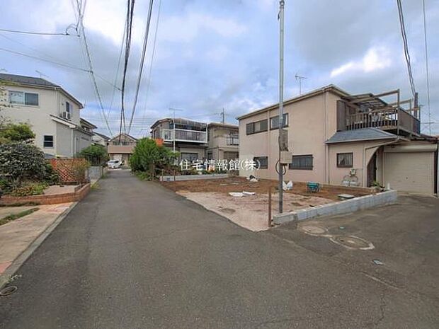前面道路を含めた現地写真です。