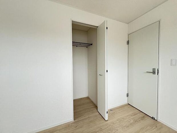 いつでもお部屋をスッキリお使い頂ける収納スペースを設置。