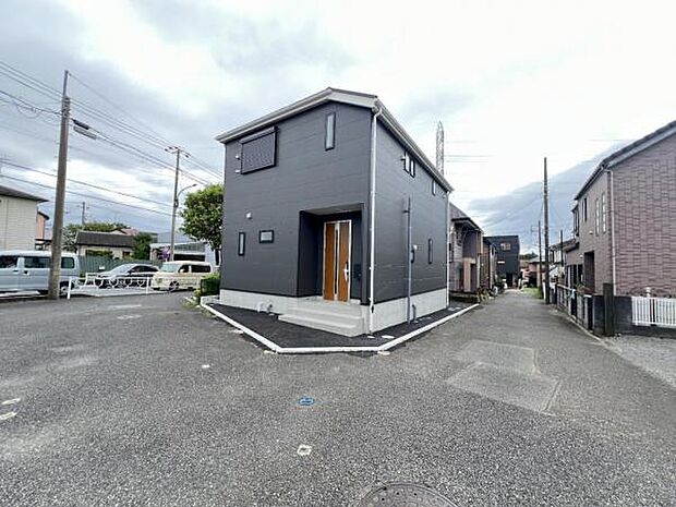 前面道路を含めた現地写真です。