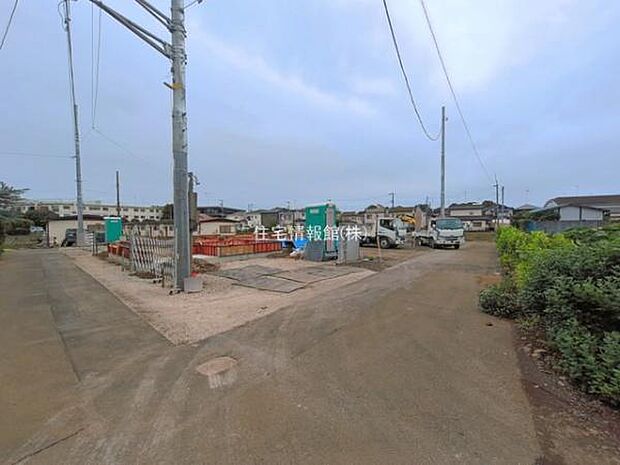 前面道路を含めた現地写真です。