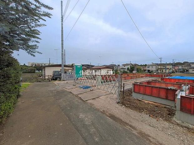 前面道路を含めた現地写真です。