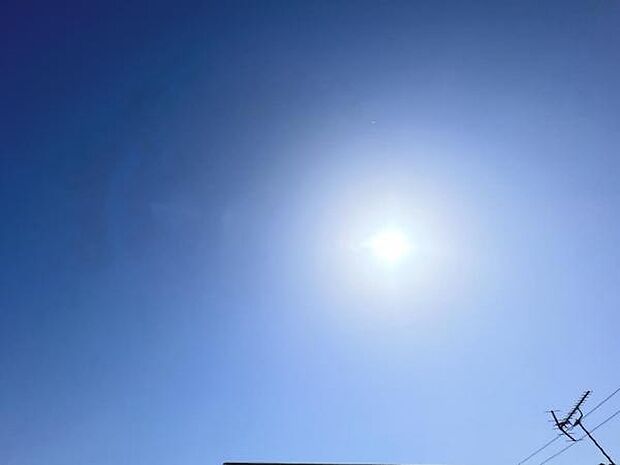バルコニーからの眺望です。明るい陽射しを浴びながらゆったりと過ごすのも良いですね。