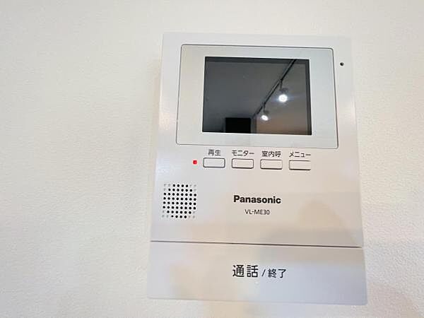 訪問者を確認できるTVモニター付きインターフォンです。
