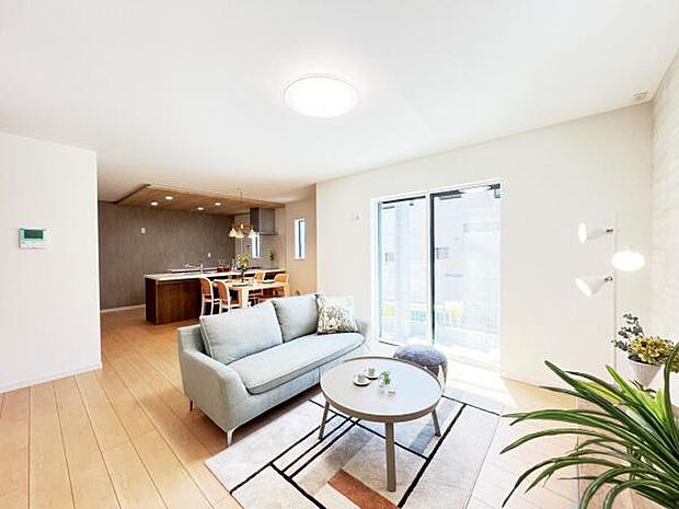 家族とゆったり時間を過ごせるリビングダイニング。