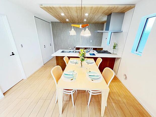 ご家族でゆったり食事が楽しめるダイニングスペースです。