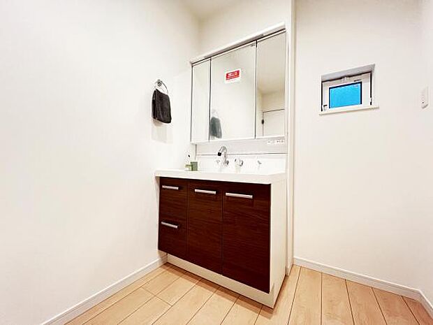 洗面化粧台です。朝の身支度から1日が始まります。