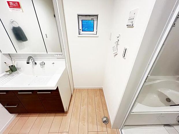 独立洗面台の横にはランドリースペースがございます。