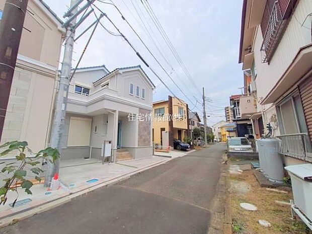 前面道路を含めた現地写真です。