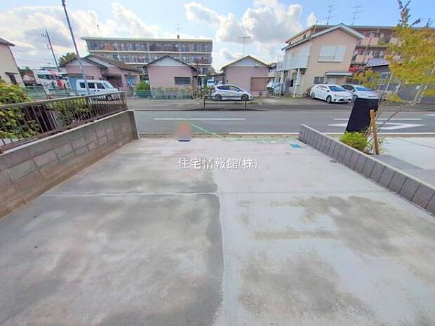 前面道路を含めた現地写真です。