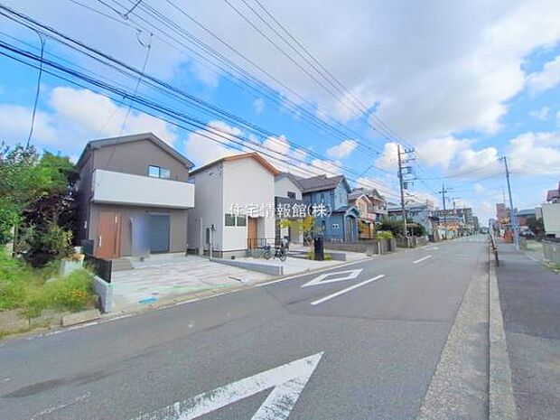 前面道路を含めた現地写真です。