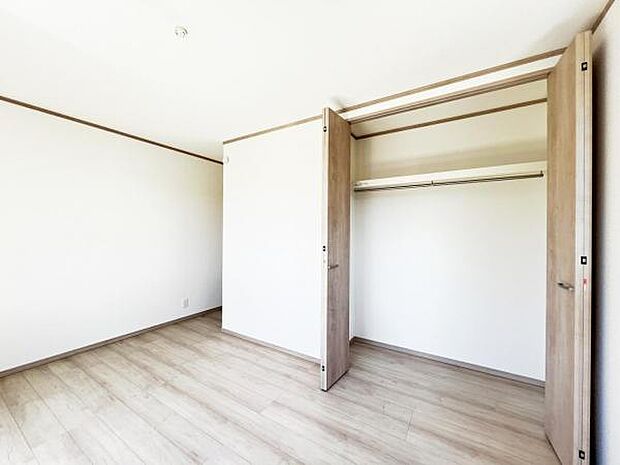 寝室にはクローゼットもございます。