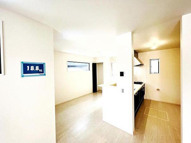 お食事中もキッチンと会話が楽しめるダイニングスペース。