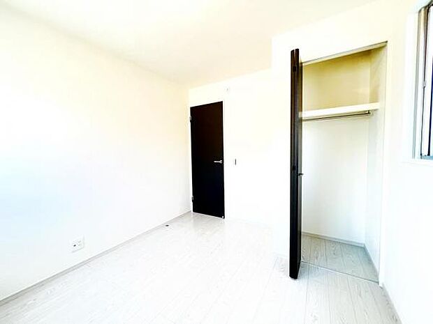 いつでもお部屋をスッキリお使い頂ける収納スペースを設置。