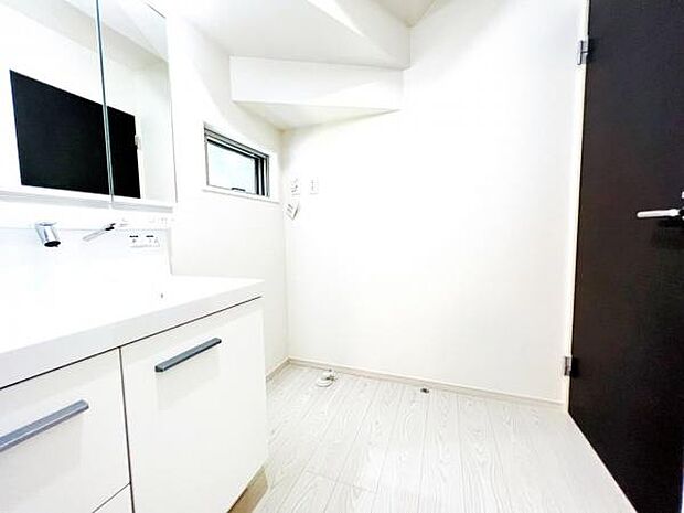 ランドリースペースです。身支度を整えながら洗濯機の操作を行えます。