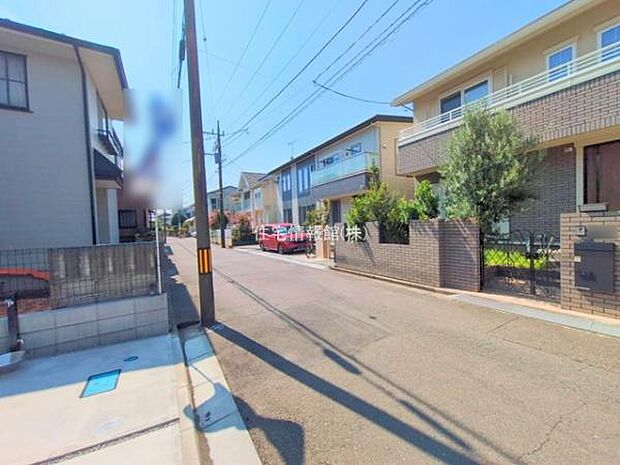 前面道路を含めた現地写真です。