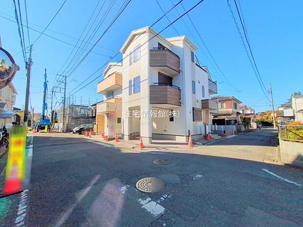 前面道路を含めた現地写真です。