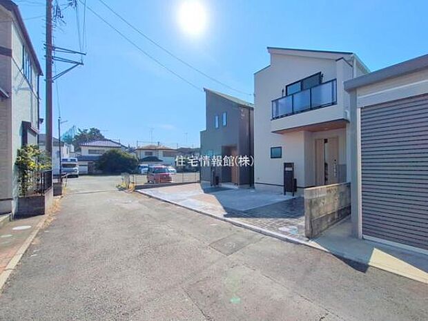 前面道路を含めた現地写真です。