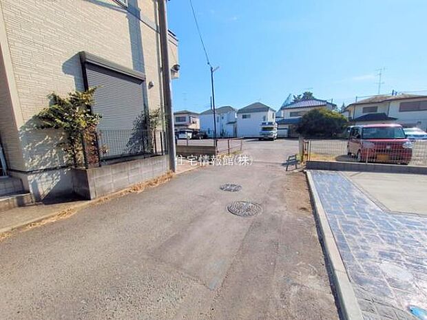 前面道路を含めた現地写真です。