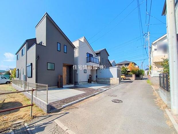 前面道路を含めた現地写真です。