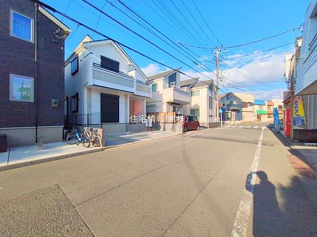 前面道路を含めた現地写真です。
