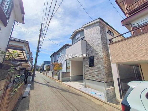 前面道路を含めた現地写真です。