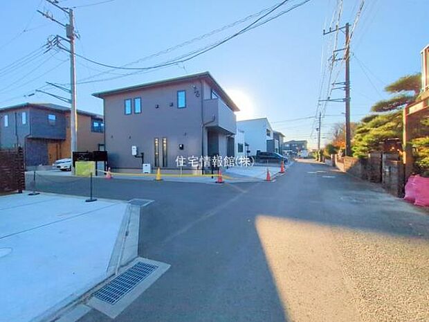 前面道路を含めた現地写真です。