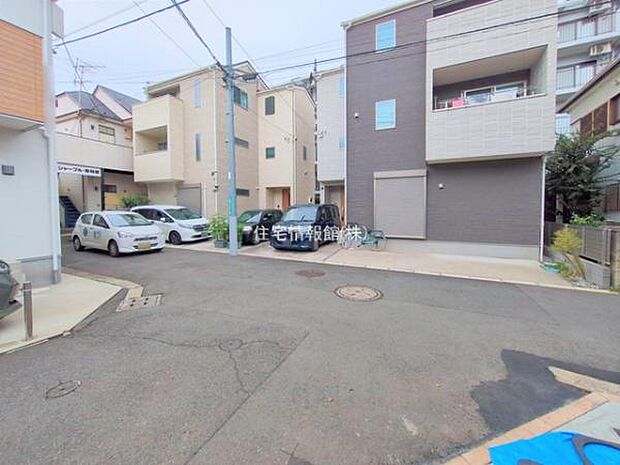 前面道路を含めた現地写真です。