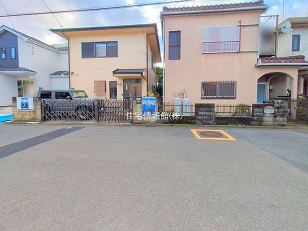 前面道路を含めた現地写真です。